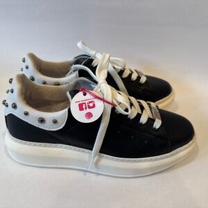 Vitamina White and Black Sneakers